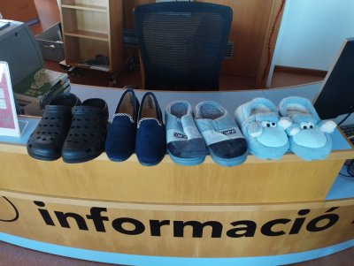 <strong>INNOCENTADA</strong> | La Biblioteca estrena un innovador servei de préstec de sabatilles per reduïr el soroll