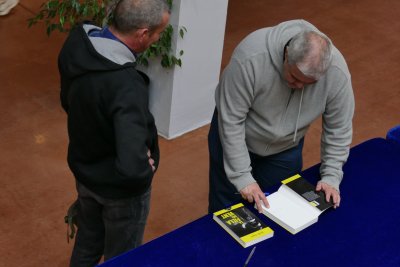 Taradell Negre 2023 signatura de llibres (12)