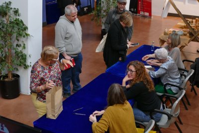 Taradell Negre 2023 signatura de llibres (14)