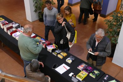 Taradell Negre 2023 signatura de llibres (21)