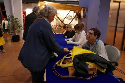 Taradell Negre 2023 signatura de llibres (23)