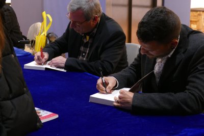 Taradell Negre 2023 signatura de llibres (26)