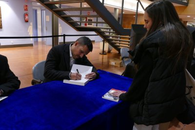 Taradell Negre 2023 signatura de llibres (27)