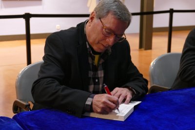 Taradell Negre 2023 signatura de llibres (28)