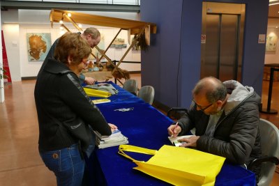 Taradell Negre 2023 signatura de llibres (6)