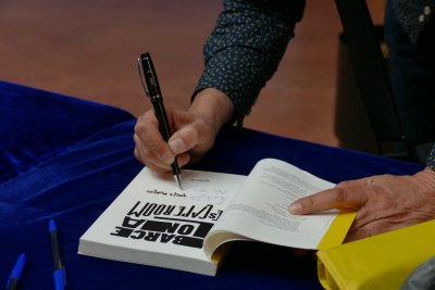 Taradell Negre 2023 signatura de llibres (8)