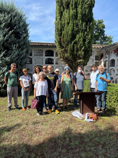 Taradell - Els familiars de Marcel Casellas, soldat republicà abatut el febrer del 39, visiten la fossa del cementiri de Taradell