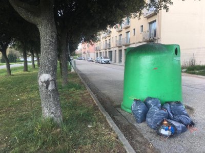 Se segueix identificant persones que dipositen les escombraries a la via pública