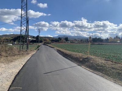 S’executen les obres per pavimentar el camí de Can Janet S’executen les obres per pavimentar el camí de Can Janet