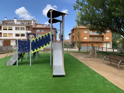 S’instal·la un nou parc infantil a la Plaça del Sol