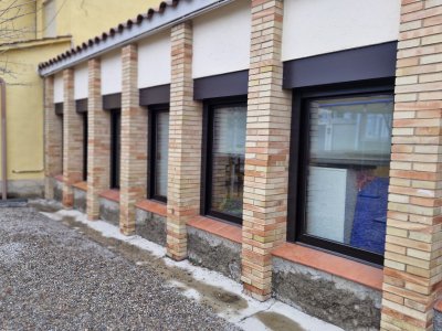 L’Ajuntament renova les finestres de la biblioteca de l’Escola Rural El Gurri, del barri de Mont-rodon