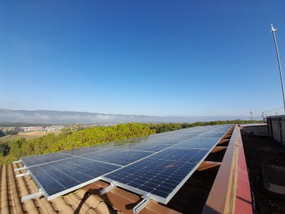 L’Escola Les Pinediques ja disposa d’una instal·lació d’autoconsum fotovoltaic L’Escola Les Pinediques ja disposa d’una instal·lació d’autoconsum fotovoltaic