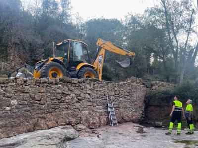Comença la restauració per consolidar el mur del Molí dels Sors Comença la restauració per consolidar el mur del Molí dels Sors