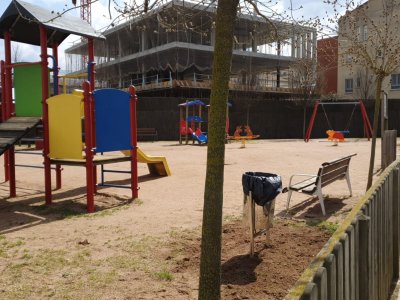 El parc infantil del costat del consultori queda parcialment tancat per les obres d’urbanització