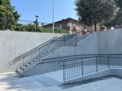 Obertes la nova rampa i escala de l'Espai 1 d'Octubre