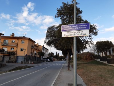 L'Ajuntament instal·la cartells contra les violències masclistes i LGTBI-fòbiques a les entrades de Taradell