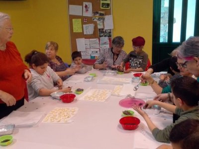 Vincles entre la gent gran i els infants del Centre Obert de Taradell en un taller de dolços
