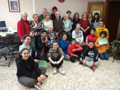 Aprenentatges i complicitats entre generacions al taller de mòbils Aprenentatges i complicitats entre generacions al taller de mòbils