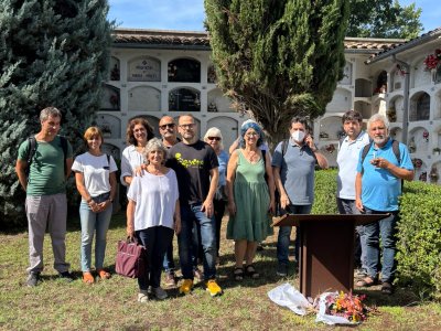 Els familiars de Marcel Casellas, soldat republicà abatut el febrer del 39, visiten la fossa del cementiri de Taradell
