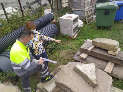 La regidora de Cultura i Patrimoni, Míriam Martínez, amb el Cap de la Brigada Municipal, inspeccionant les pedres recuperades 