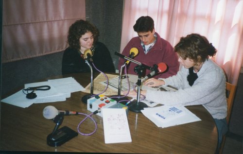 Cristina Macias, Miquel Noguer i Núria Oriol fent \'L\'informatiu\'.