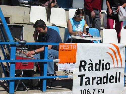 Retransmissió d\'un partit de futbol, amb Laia Miralpeix i Miquel Àngel Caro.