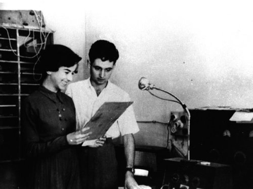 Fina Roma i Jordi Recoder, dos dels locutors dels inicis de Ràdio Taradell als anys 50.