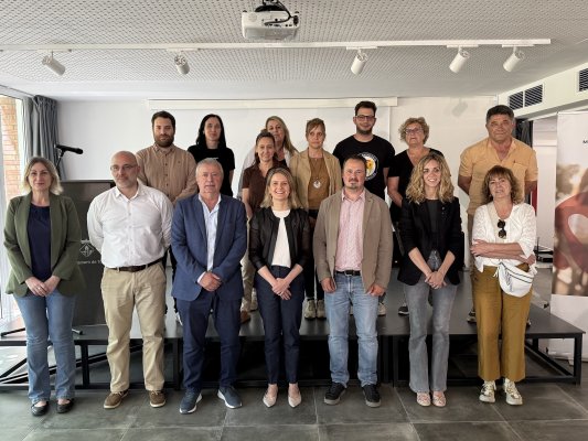 15 anys trencant tòpics per acostar el fet migratori al jovent amb el projecte Perfils 15 anys trencant tòpics per acostar el fet migratori al jovent amb el projecte Perfils