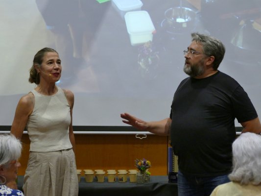 Ada Parellada reivindica la importància de mantenir l'hàbit de cuinar a casa en la presentació del seu darrer llibre a Taradell Ada Parellada reivindica la importància de mantenir l'hàbit de cuinar a casa en la presentació del seu darrer llibre a Taradell