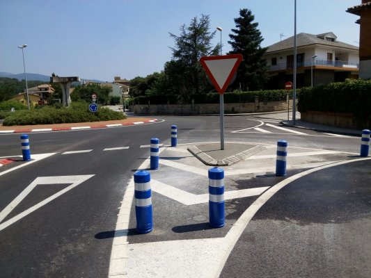 Es millora la seguretat de la Rotonda de la T i la circulació del carrer de l’Era del Tint Es millora la seguretat de la Rotonda de la T i la circulació del carrer de l’Era del Tint