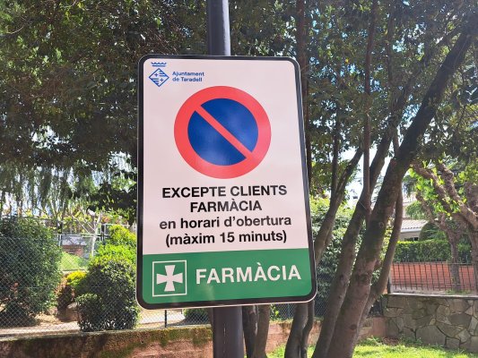 Taradell habilita aparcaments de curta durada per facilitar la compra a les farmàcies Taradell habilita aparcaments de curta durada per facilitar la compra a les farmàcies
