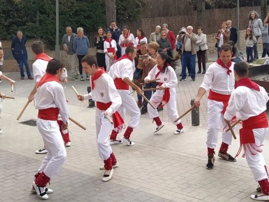 FOTOS. Balls de bastons de l'Esbart per Pasqua FOTOS. Balls de bastons de l'Esbart per Pasqua
