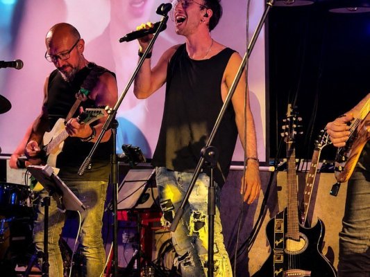 Dami Àlvarez estrena 'Amethyst' a Sant Hipòlit de Voltregà Dami Àlvarez estrena 'Amethyst' a Sant Hipòlit de Voltregà