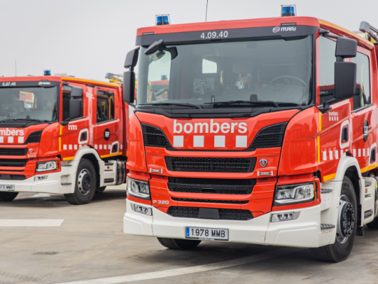 Els bombers rescaten tres persones per un incendi en una casa de fusta