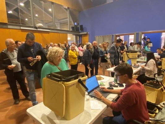 Taradell reparteix tres mil cubells amb xip per millorar la recollida de residus porta a porta 