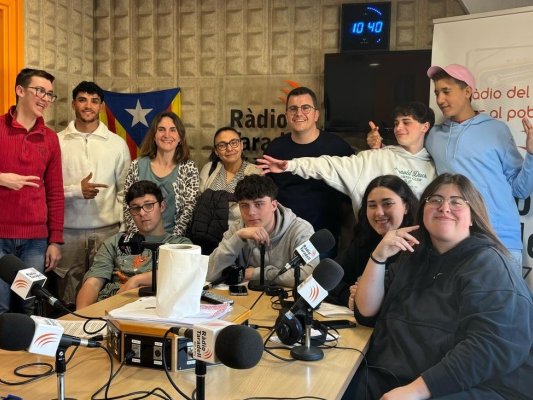 ÀUDIO. Alumnes de l'Escola d'Hostaleria d'Osona visiten Ràdio Taradell i realitzen un programa ÀUDIO. Alumnes de l'Escola d'Hostaleria d'Osona visiten Ràdio Taradell i realitzen un programa