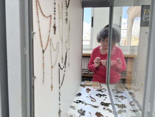 Més de 200 rosaris, protagonistes d’una exposició a la Biblioteca Més de 200 rosaris, protagonistes d’una exposició a la Biblioteca
