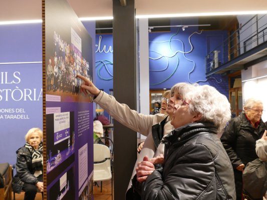 FOTOS. Una exposició reconeix les dones del tèxtil a Taradell