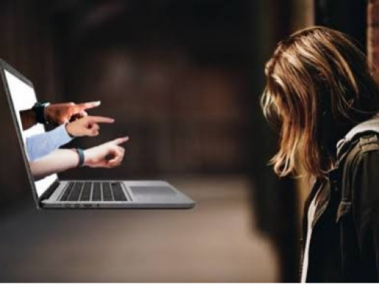 Les pantalles que silencien: la violència digital és violència masclista Les pantalles que silencien: la violència digital és violència masclista