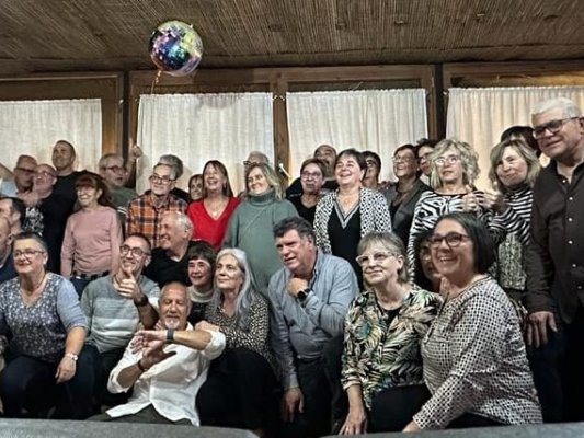 Un grup de taradellencs i taradellenques celebren els 60 anys