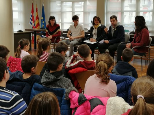 Els alumnes de Les Pinediques i la declaració d'emergència climàtica Els alumnes de Les Pinediques i la declaració d'emergència climàtica
