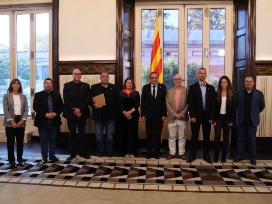 El president del Parlament rep la Cobla Lluïsos amb motiu del seu 150è aniversari El president del Parlament rep la Cobla Lluïsos amb motiu del seu 150è aniversari