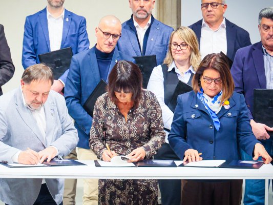 L’alcaldessa signa el conveni per cedir dos solars a l’Agència de l’Habitatge de Catalunya L’alcaldessa signa el conveni per cedir dos solars a l’Agència de l’Habitatge de Catalunya