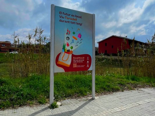 L’Ajuntament de Taradell renova la senyalització de promoció del comerç local