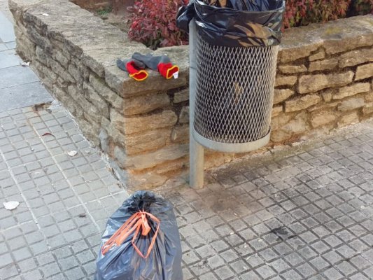 S’apliquen les primeres sancions per deixar bosses de residus domèstics a les papereres