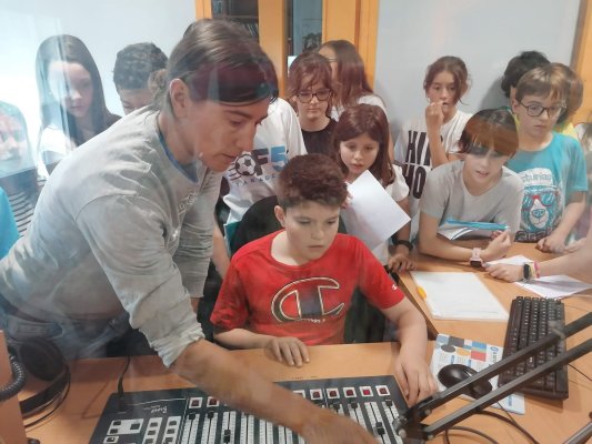 ÀUDIO I FOTOS. Alumnes del Sant Genís i Santa Agnès fan un programa de ràdio