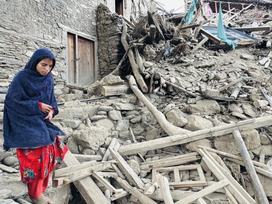 Terratrèmol de l'Afganistan: dones abandonades sota la runa