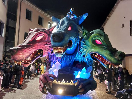 Els Troneres pugen al podi a Centelles: tercers en comparses, segons ens carrosses i un premi popular