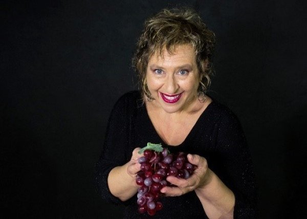 Sandra Rossi porta a la Biblioteca la narració teatralitzada 'Los jardines de Dionisio'