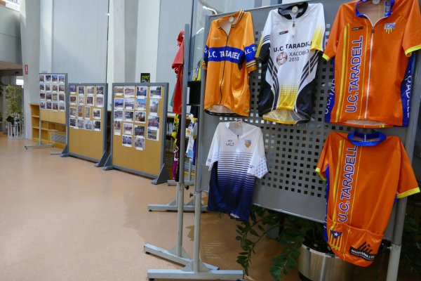 La Biblioteca acull dues mostres fotogràfiques sobre la Unió Ciclista Taradell i el pilot Josep Pujol